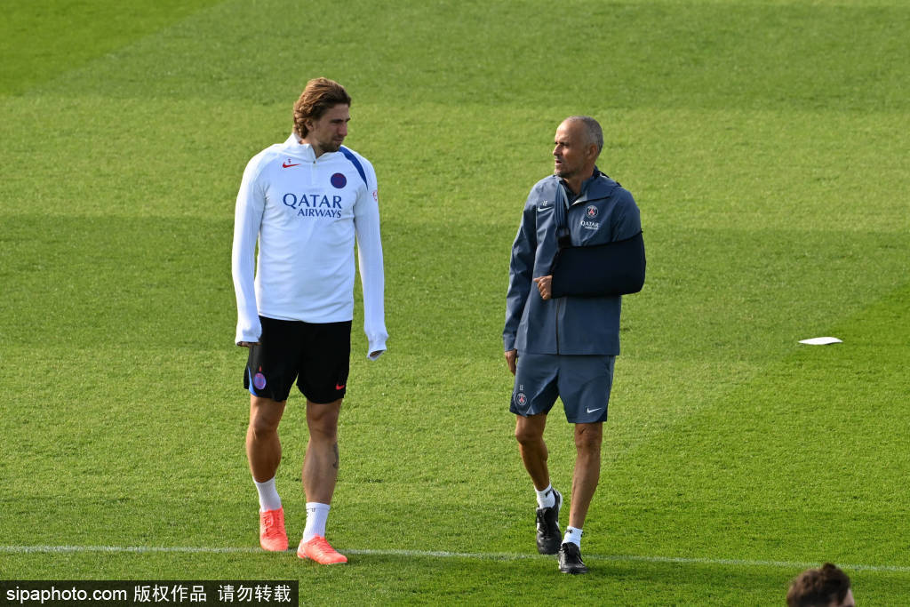 登贝莱伤缺一个半月：巴黎圣日耳曼的隐忧与巴萨的复仇机会